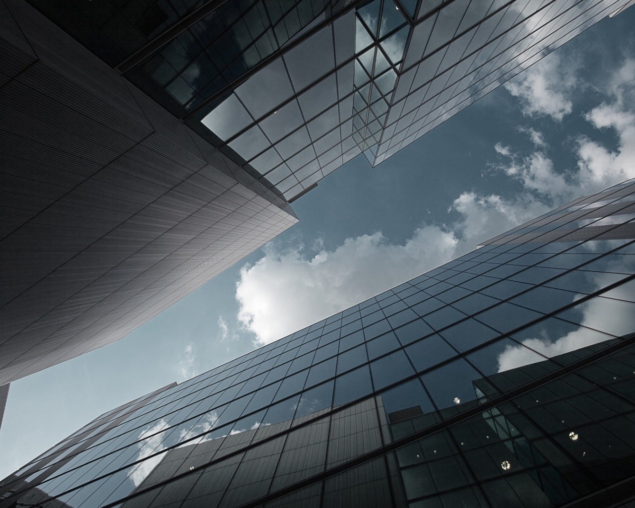 Облака отражаются в небоскребах