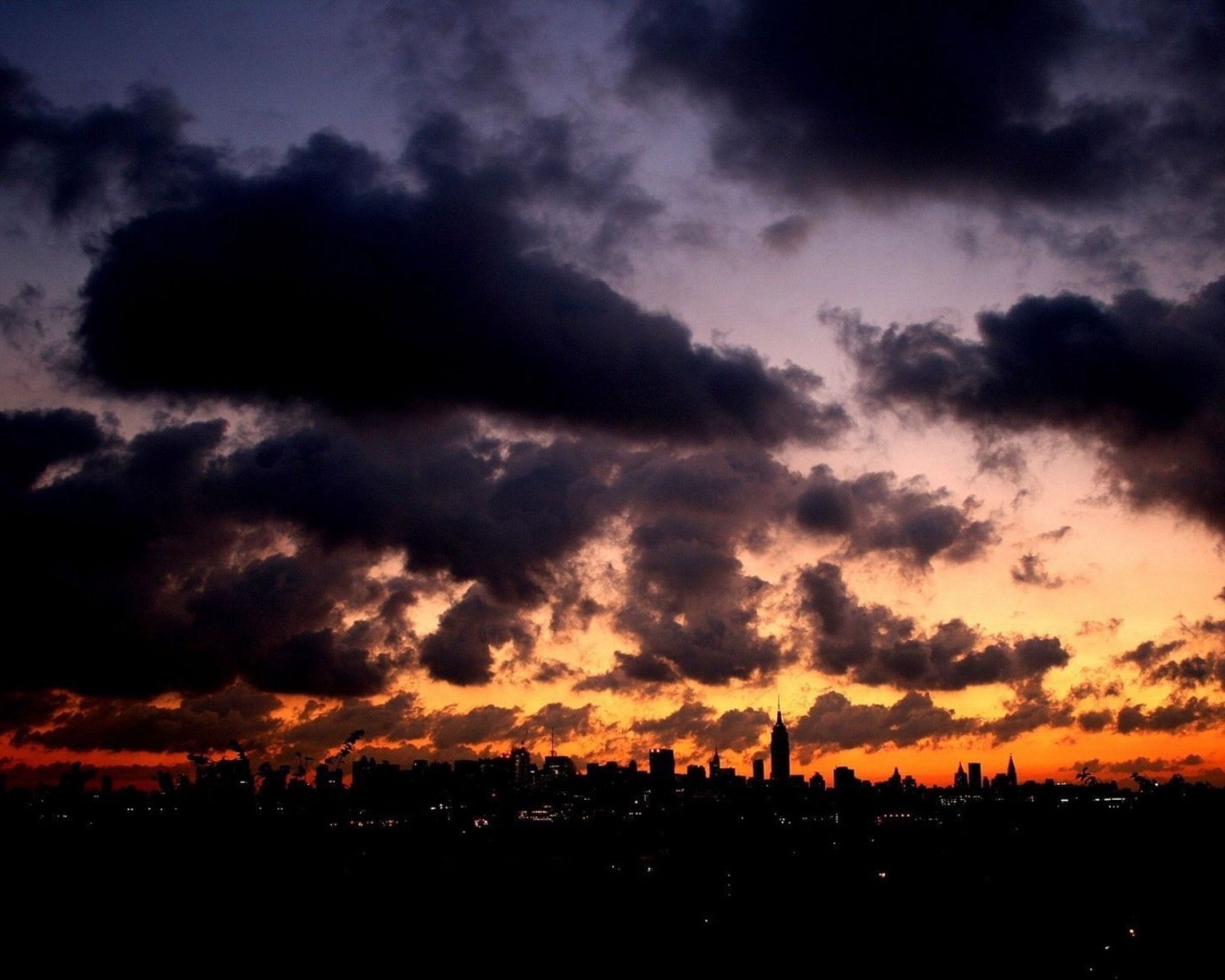 Темные облака над городом