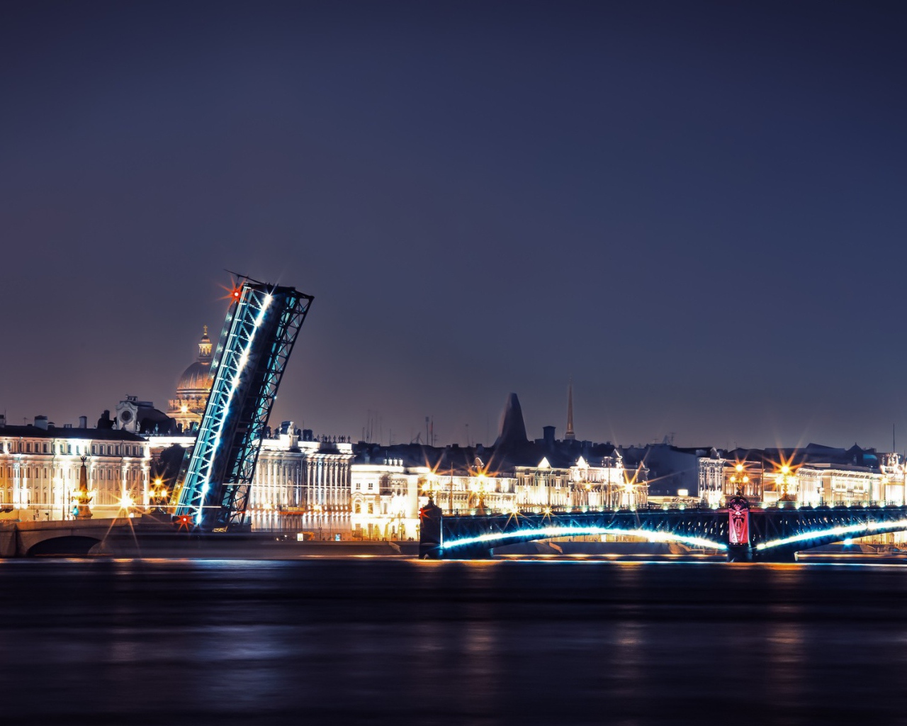 Разводной мост в ночном Санкт-Петербурге