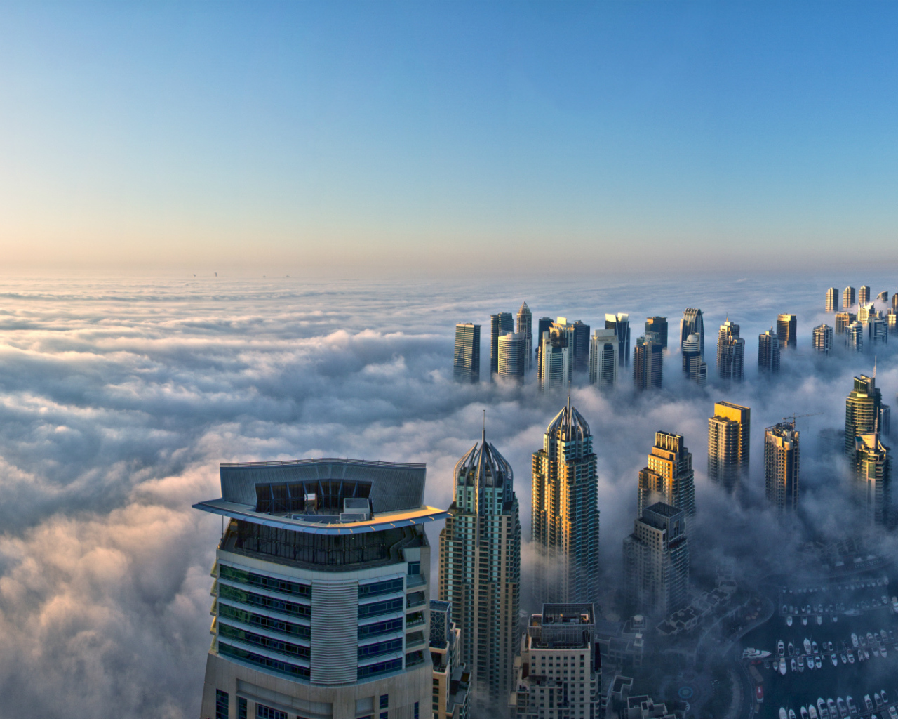 Город Дубай в тумане