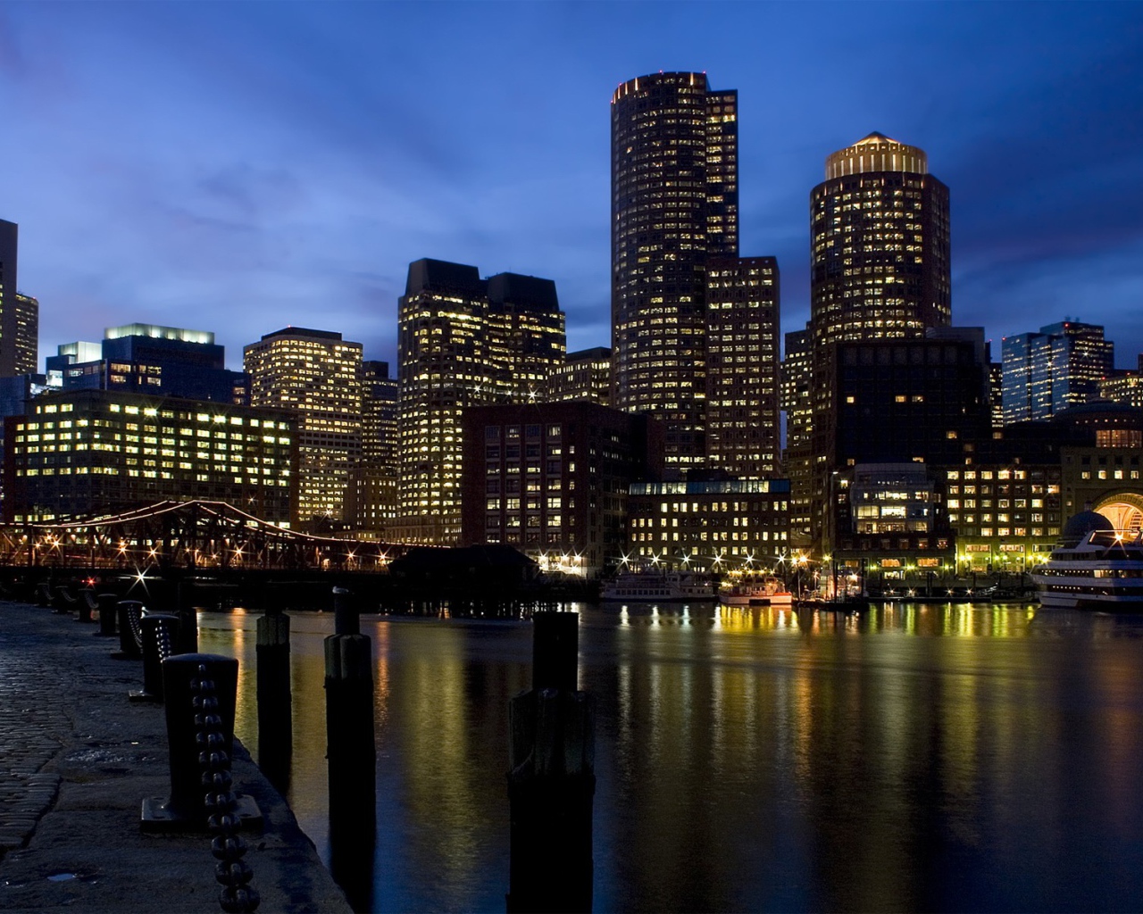 Набережная ночного города