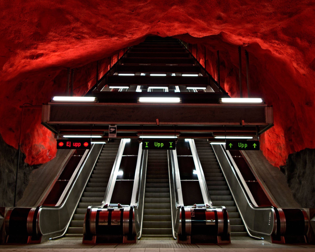 Эскалатор в метро Стокгольма