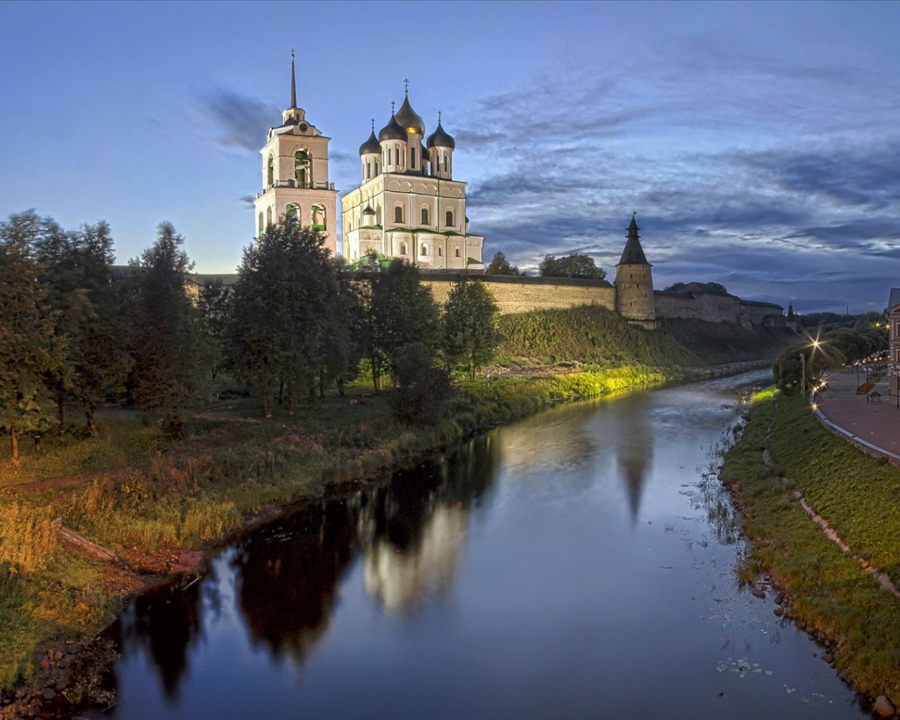 Вечерний город Псков