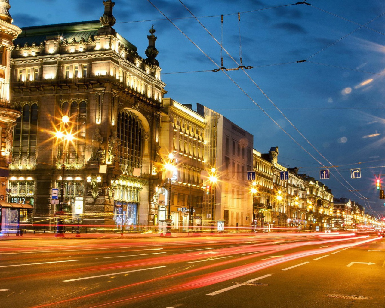 Вечерние огни на улице Санкт-Петербурга