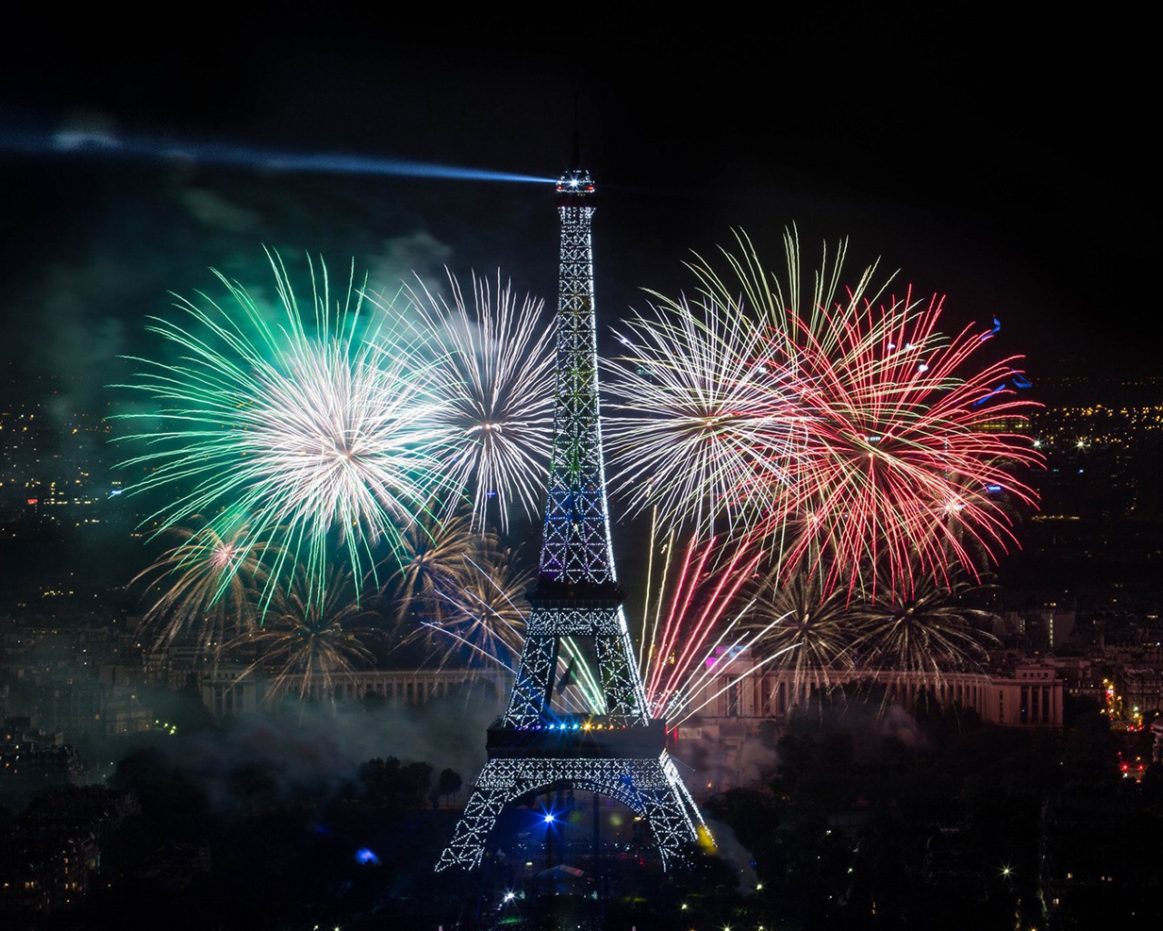 Праздничный фейерверк в Париже