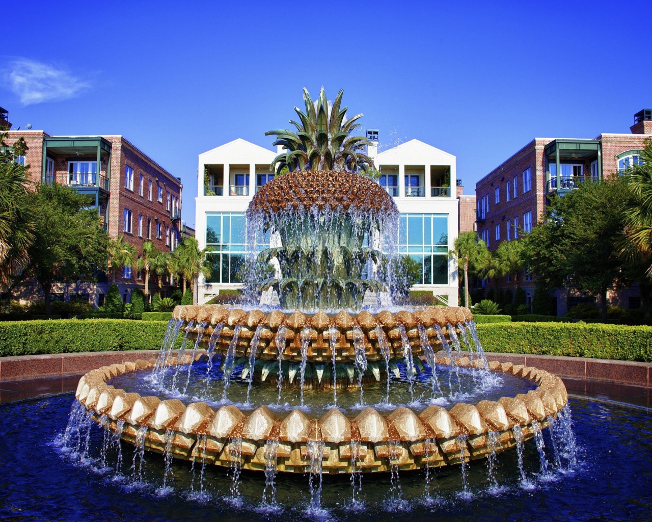 Фонтан в виде ананаса