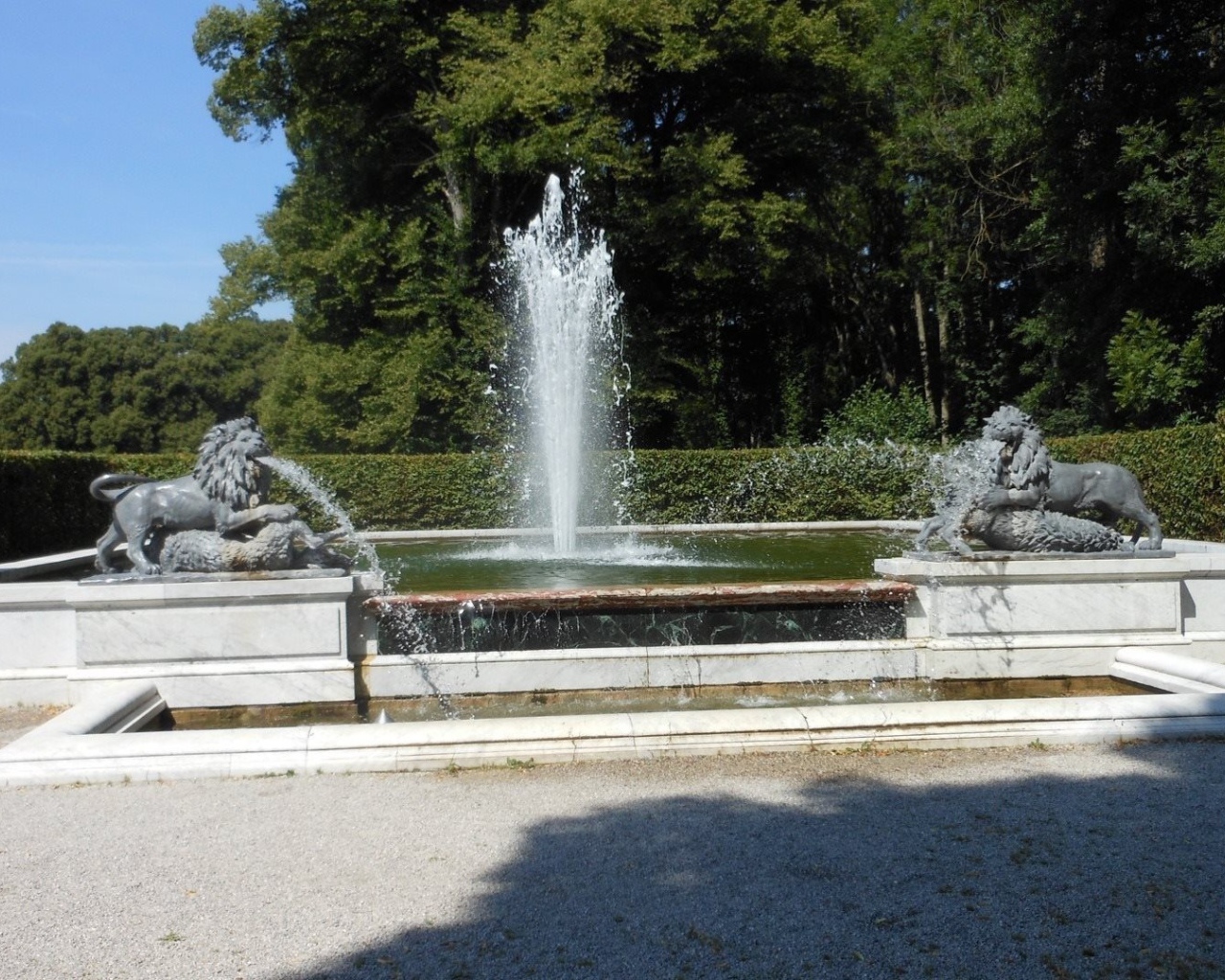 Фонтан в парке, Германия