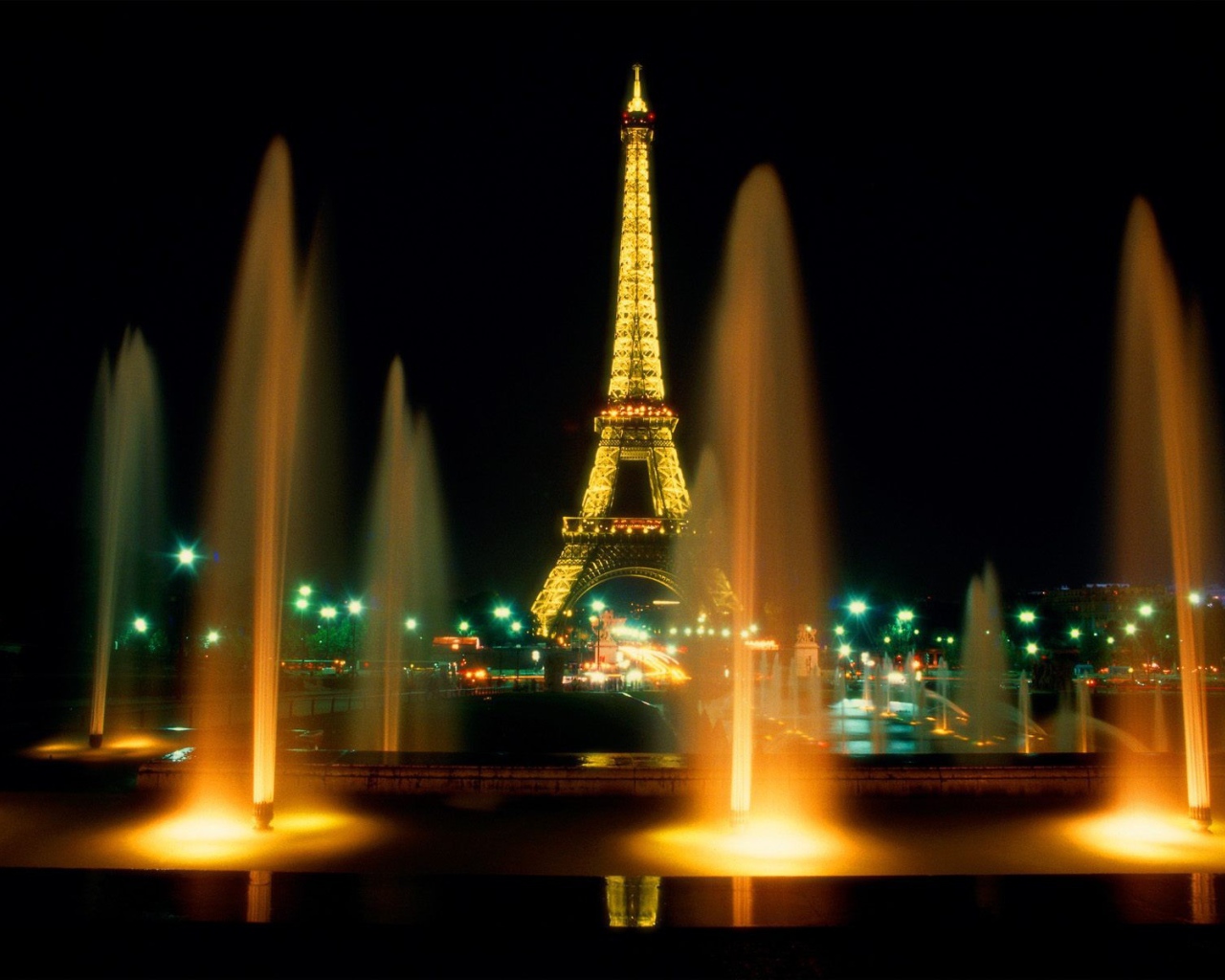 Фонтаны на фоне Эйфелевой башни