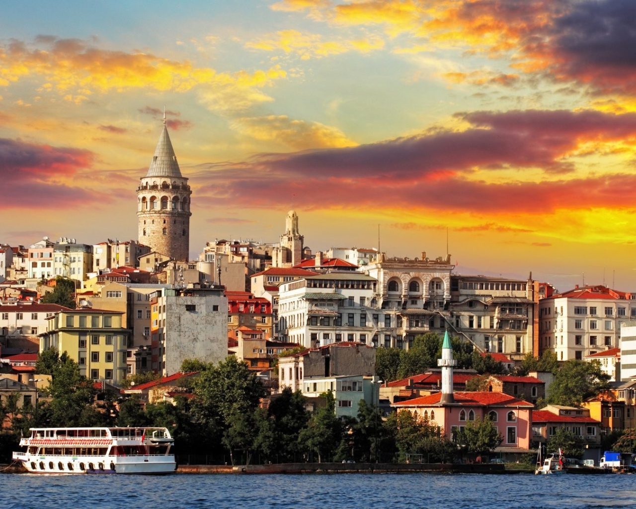 Галатская башня на холме над Стамбулом