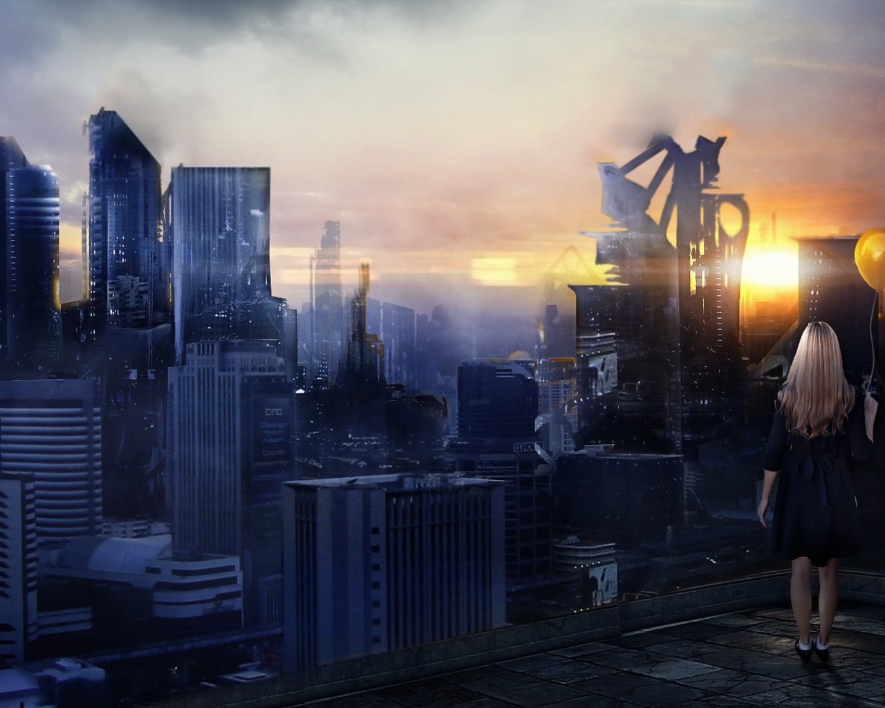 Девушка с шариком смотрит на большой город