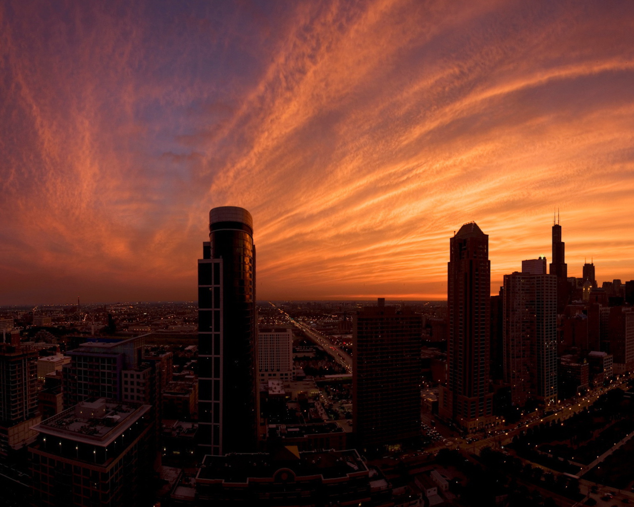 Светящиеся облака над городом