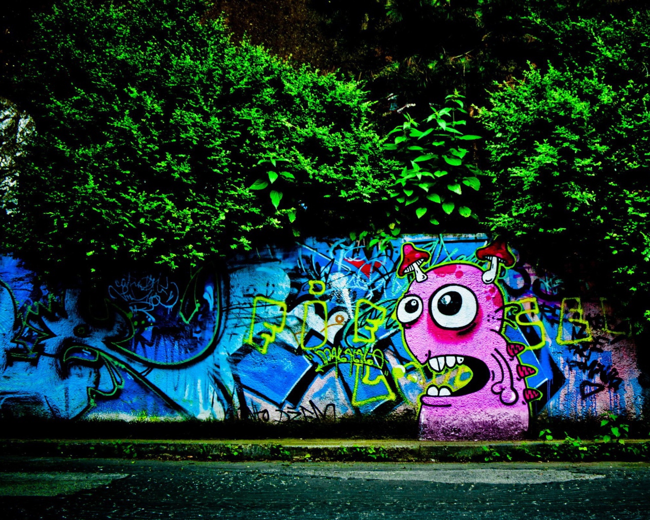 Граффити на стене парка