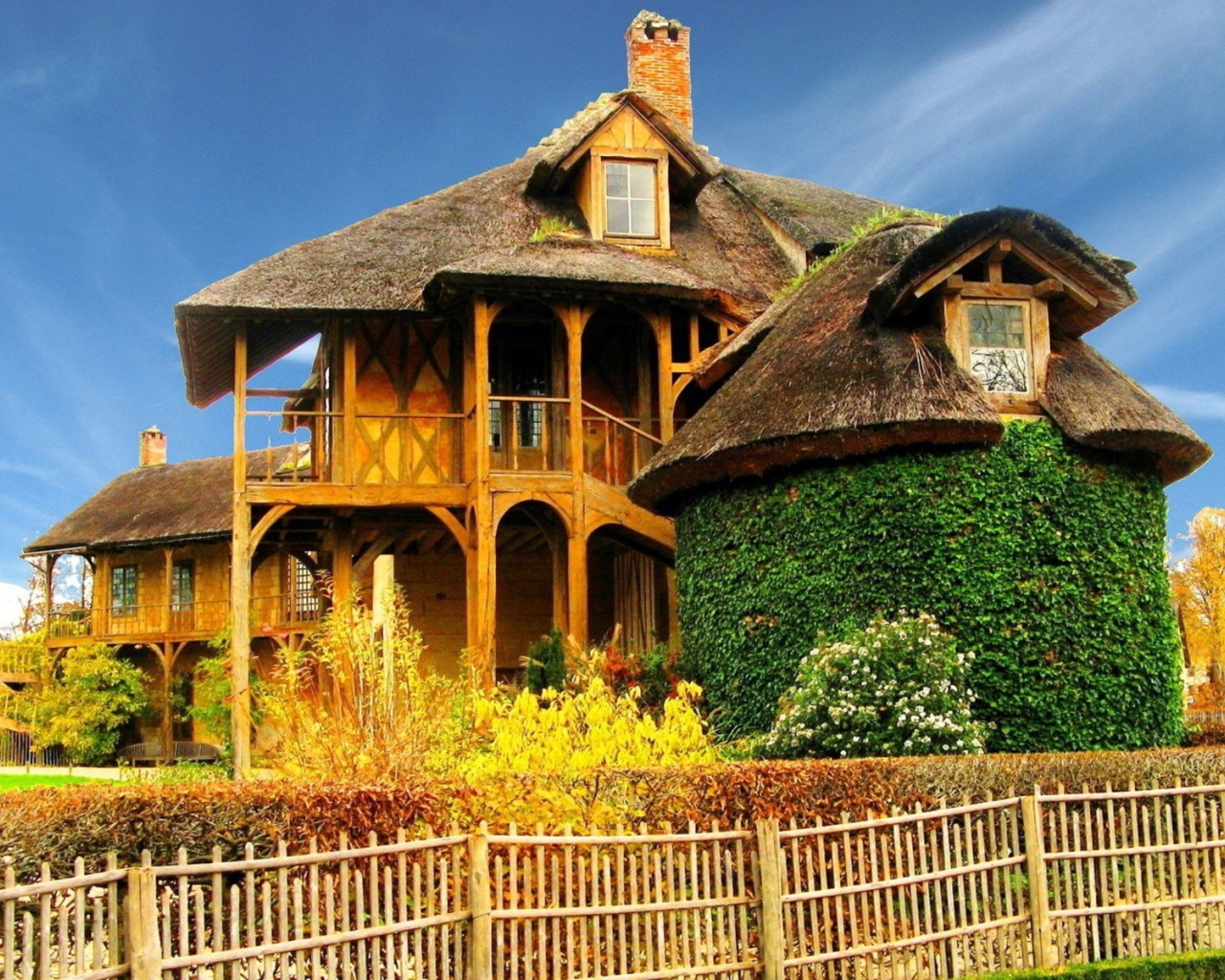 Зеленая беседка у деревянного дома