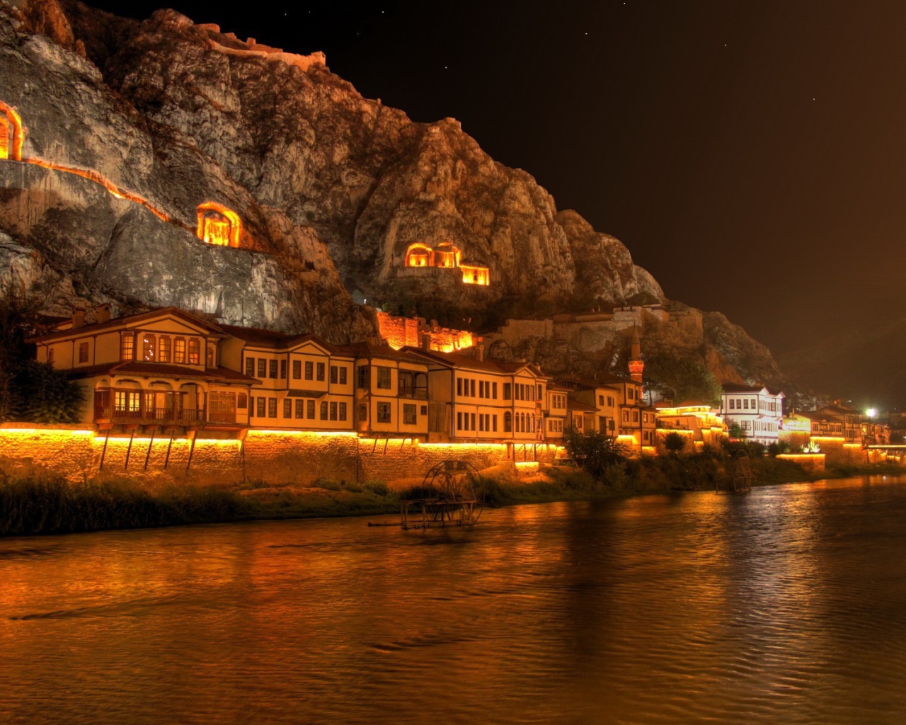 Дома между скалами и водой