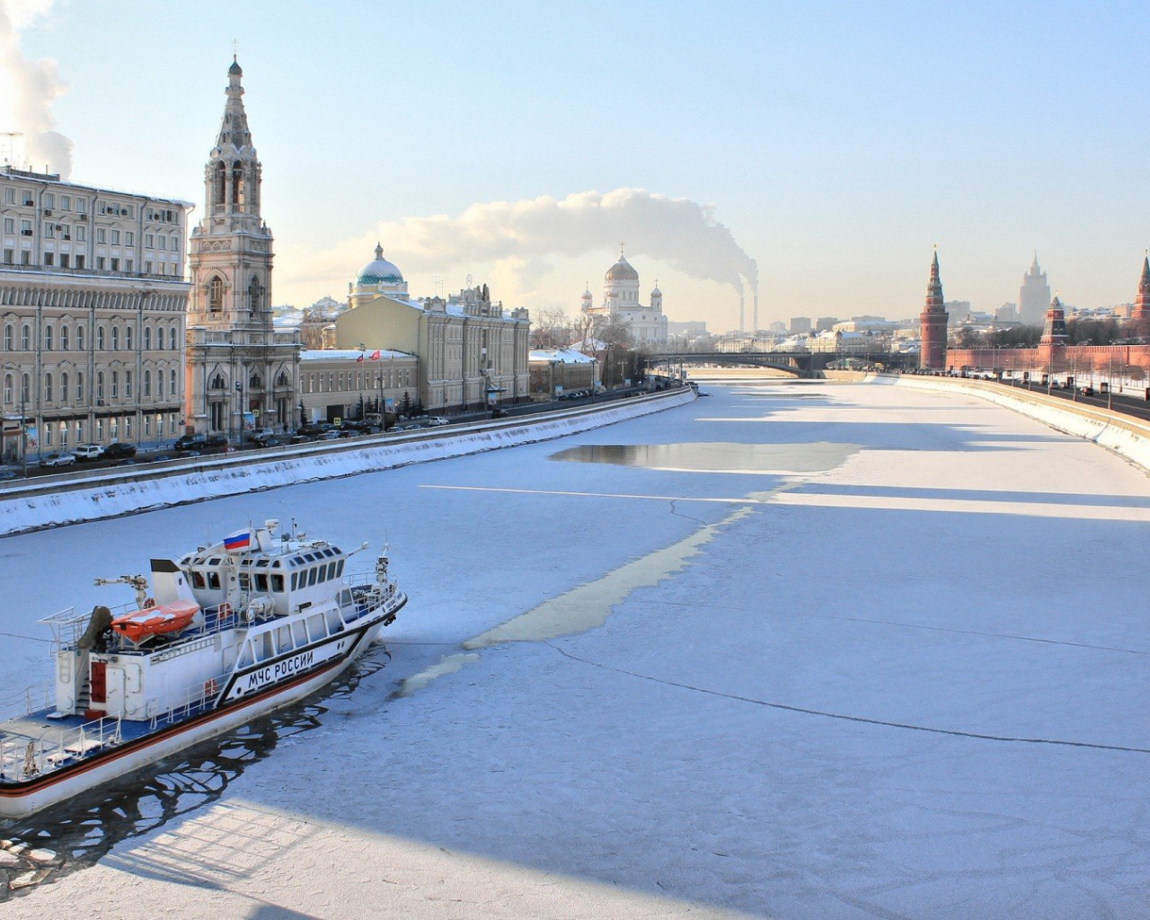 Покрытая льдом Москва-река