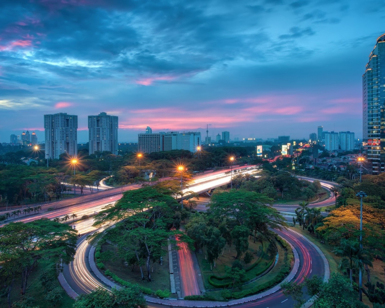 Развязка на автостраде в городе