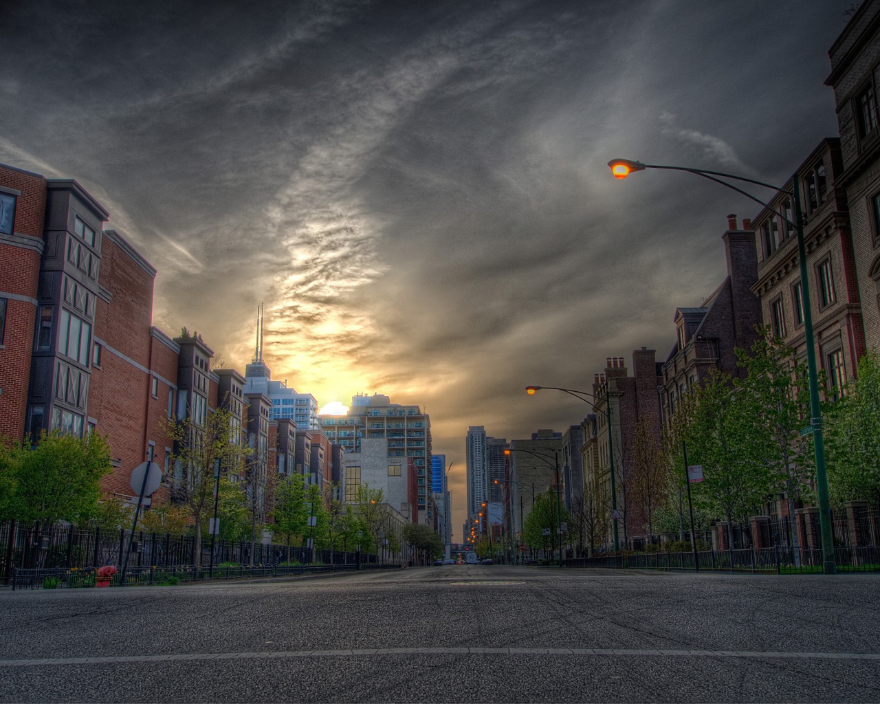 Совершенно пустая городская улица