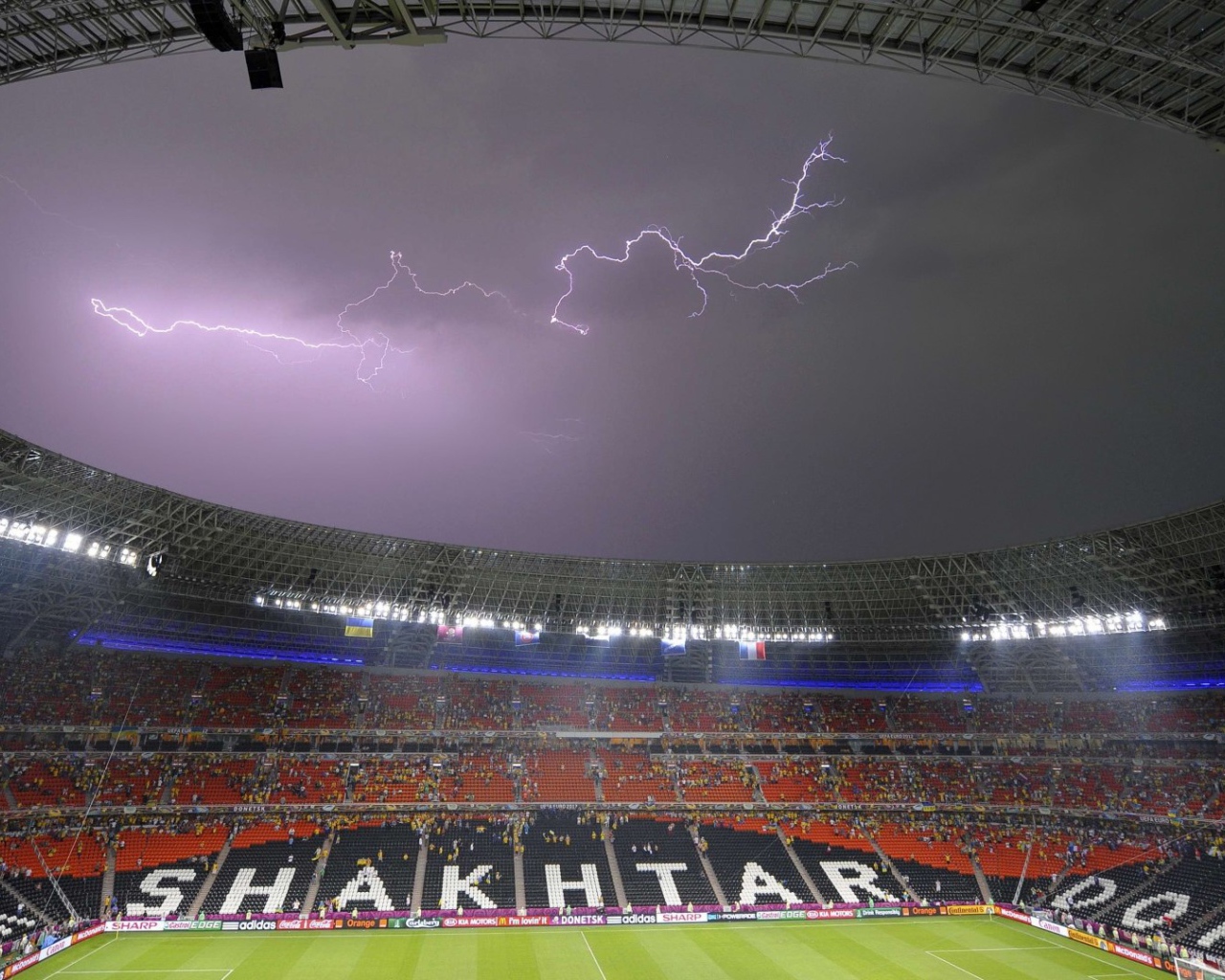 Молния над Донбасс ареной в Донецке