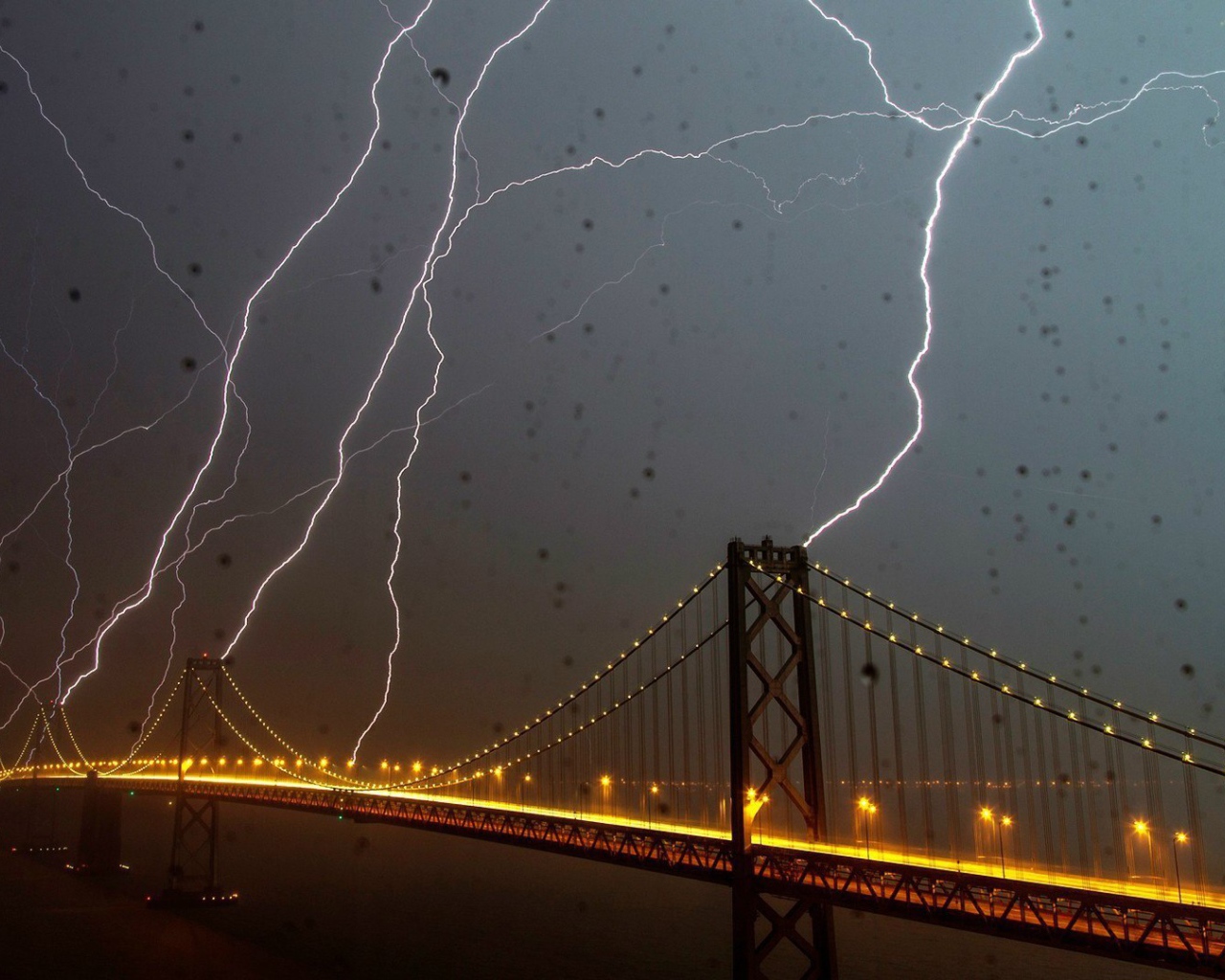 Молния поражает мост Бэй-Бридж в Сан-Франциско