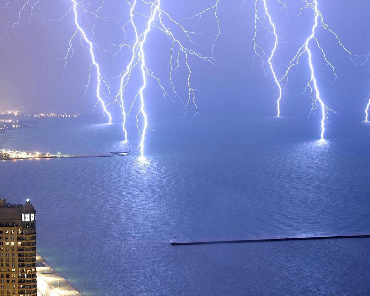 Молнии бьют в озеро Мичиган, возле Чикаго