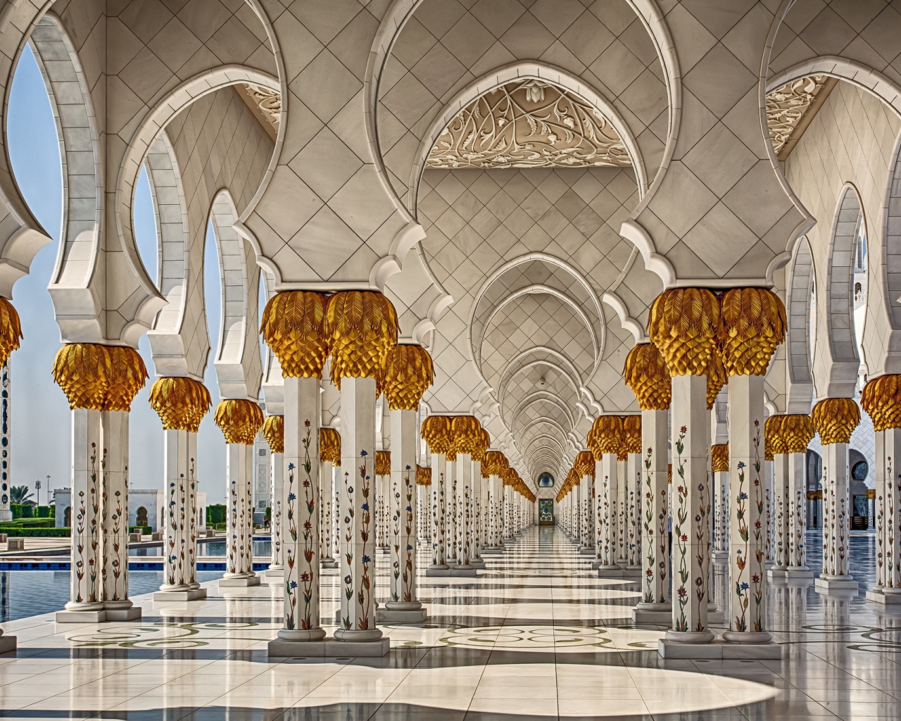 Роскошная мраморная колоннада в Арабских Эмиратах