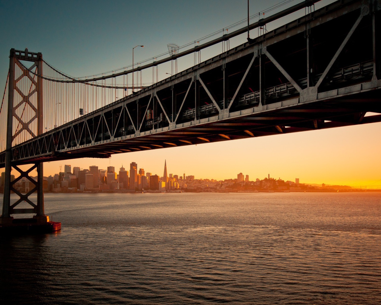 Многоарочный мост на фоне города