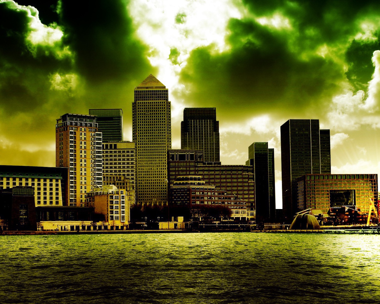 Мегаполис под зелеными облаками