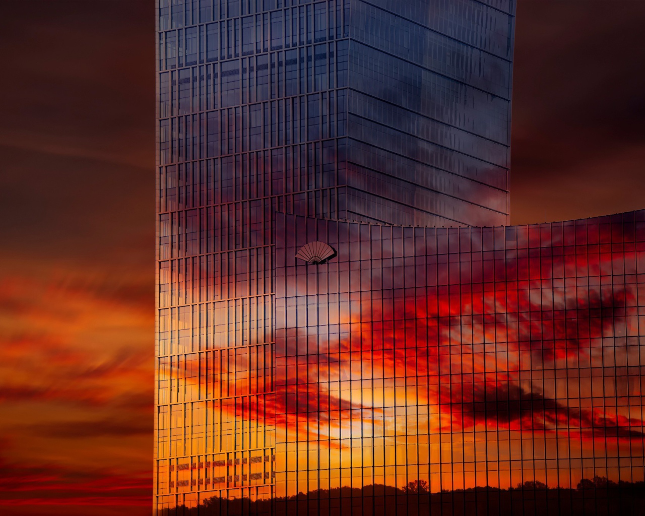 Зеркальный небоскреб в Китае