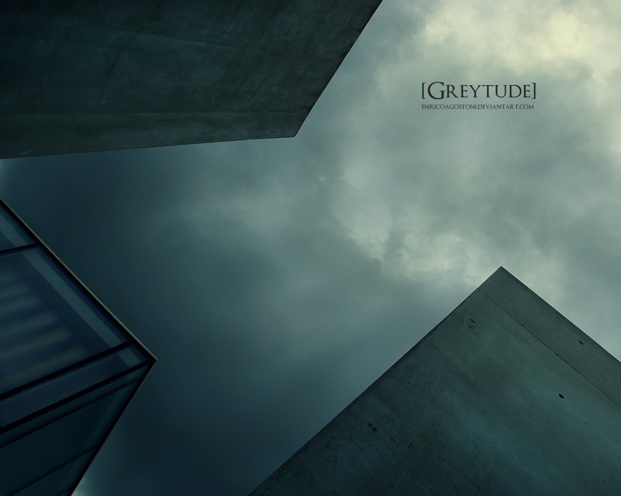 Современная архитектура на фоне хмурого неба