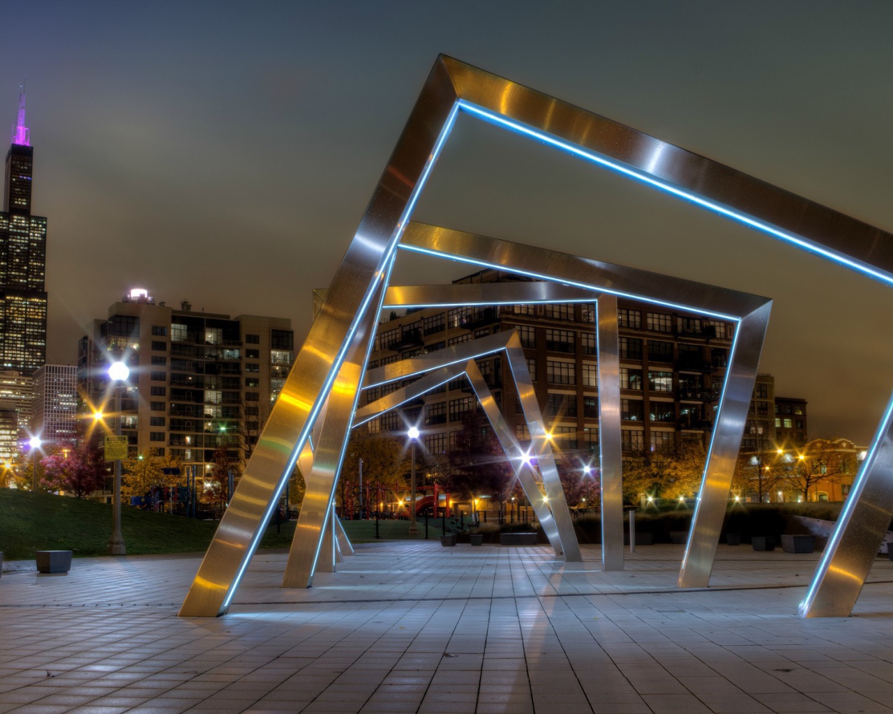 Современные скульптуры на площади в городе