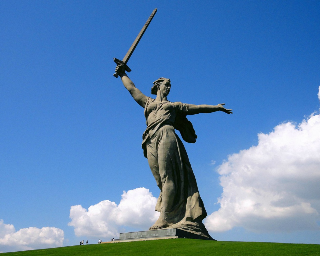Монумент Родина-мать в Волгограде