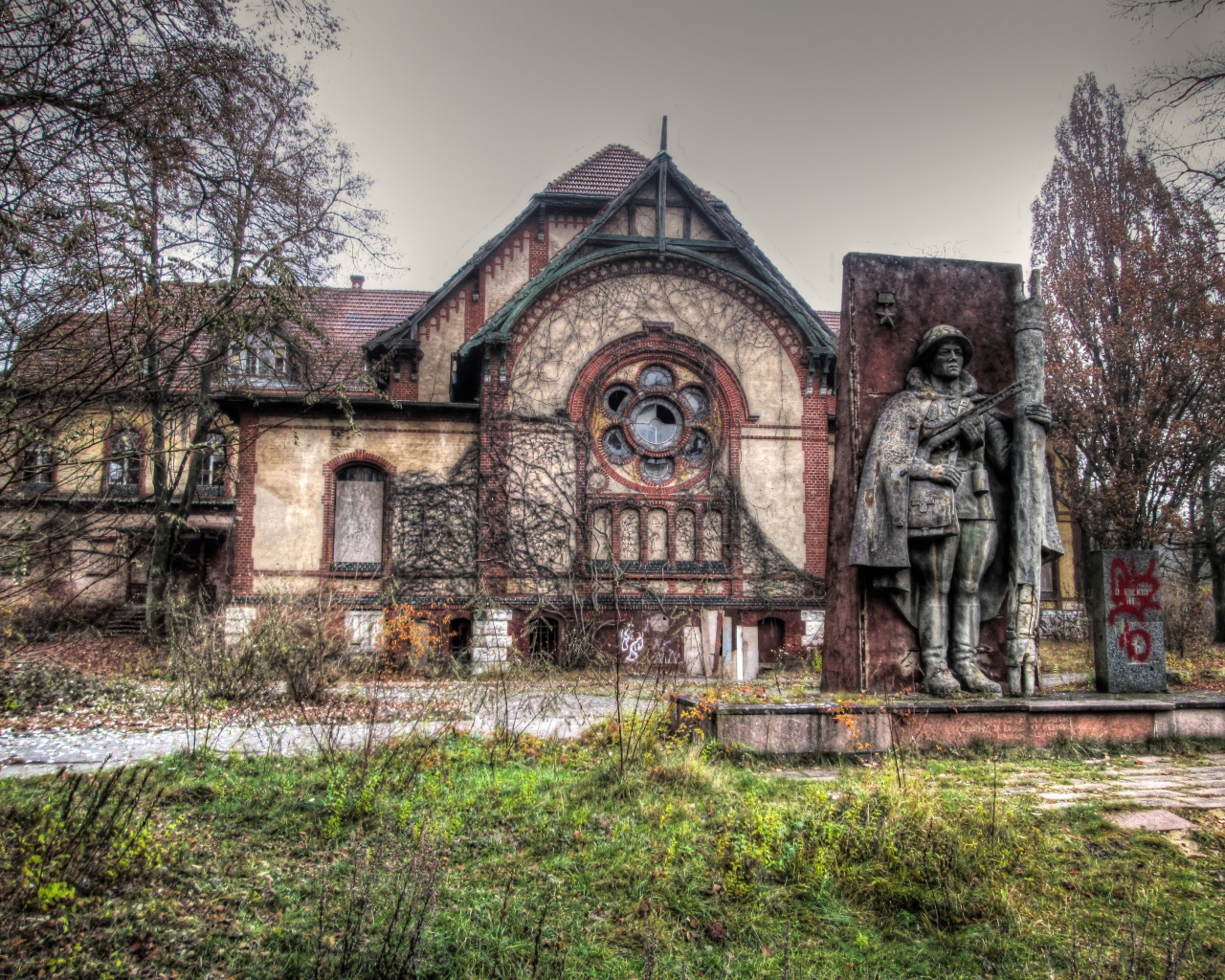 Памятник у заброшенной больницы, фото HDR