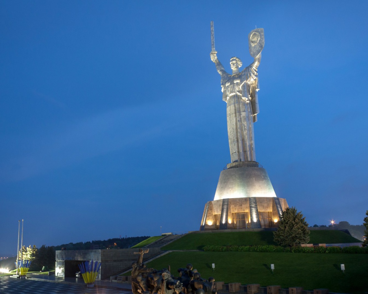 Монумент Родина-мать в Киеве