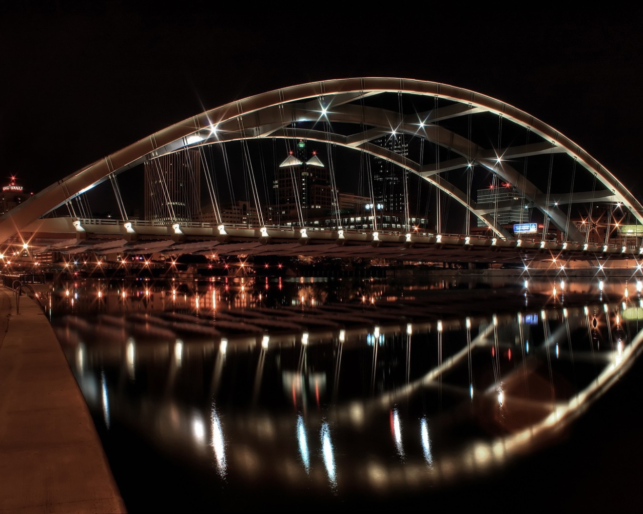 Ночные огни на пешеходном мосту