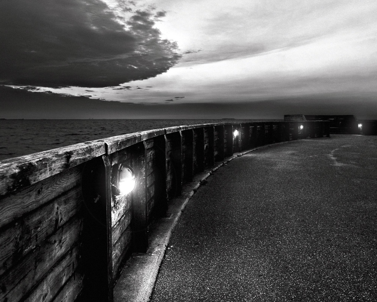 Ночные огни на набережной