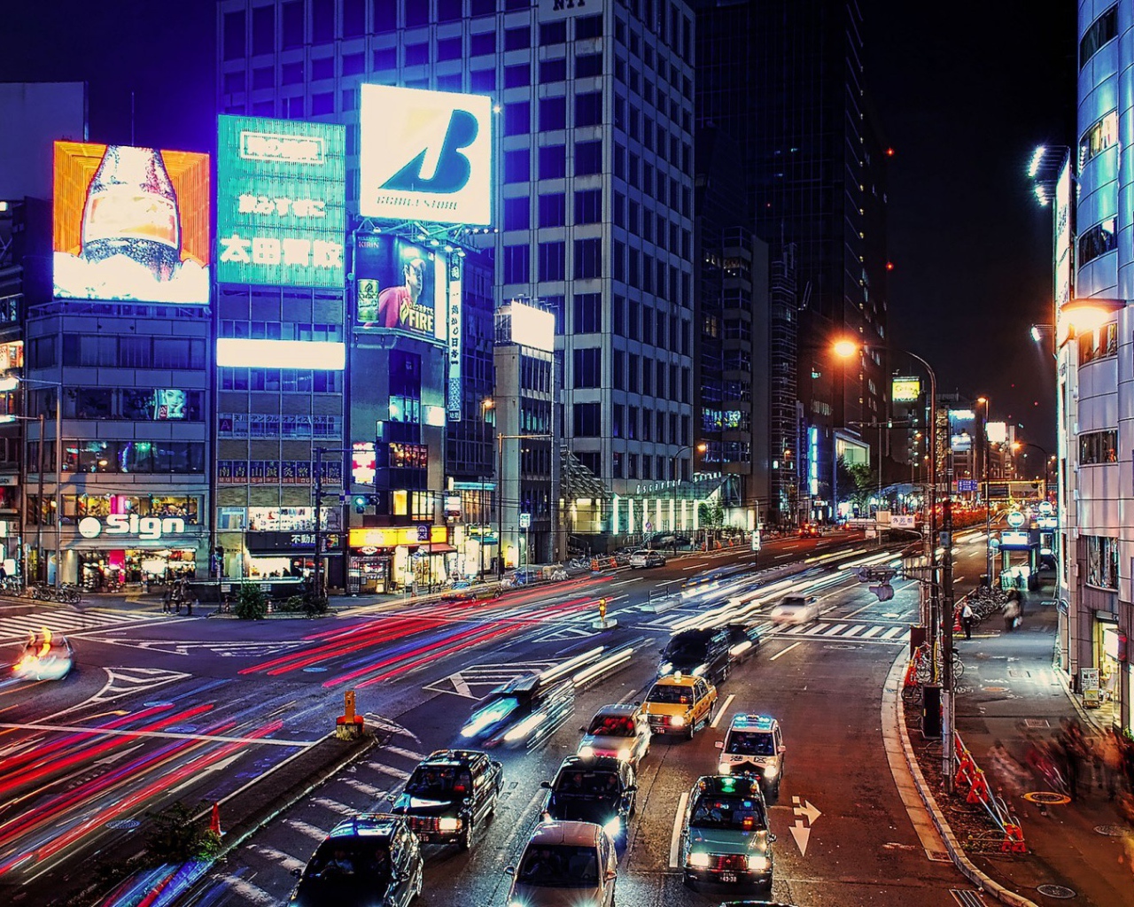 Ночное движение в японском городе