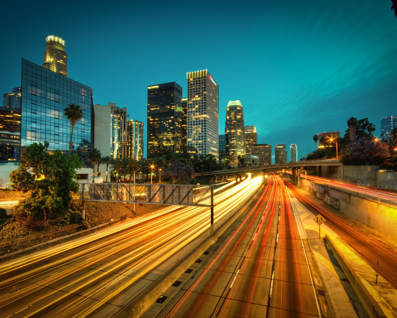 Ночное движение на трассе в городе