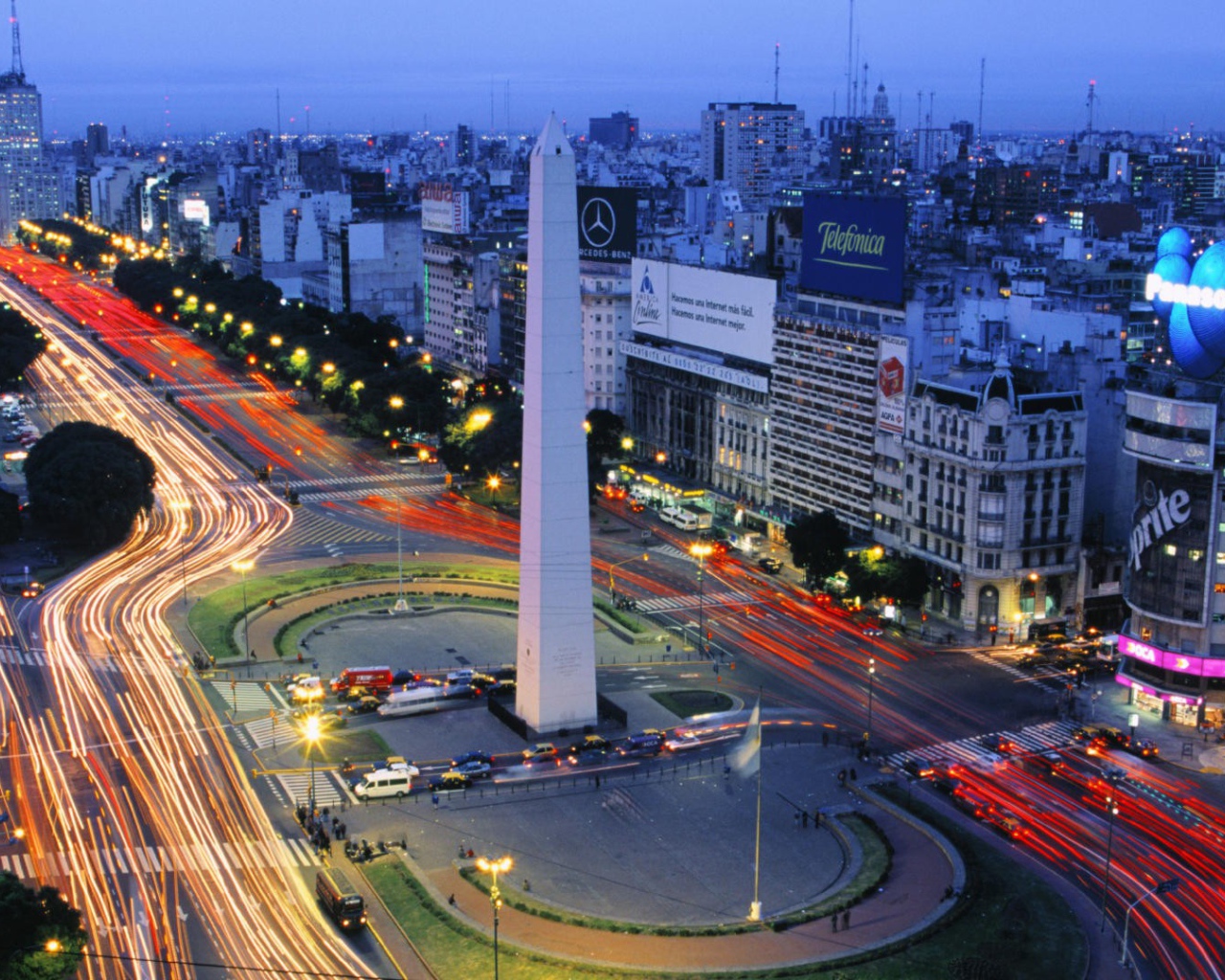 Обелиск на площади в Буэнос-Айресе