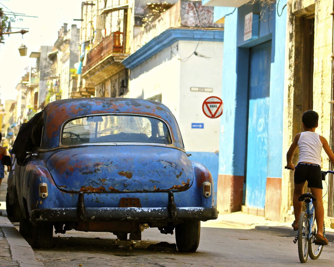 Старое авто на улице в Гаване