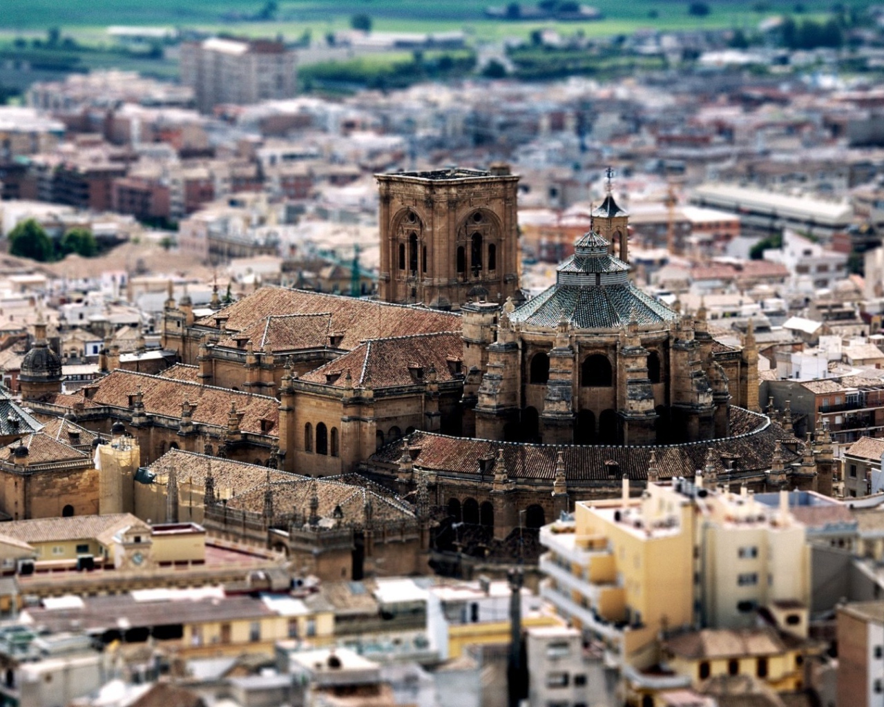 Старый храм посреди города