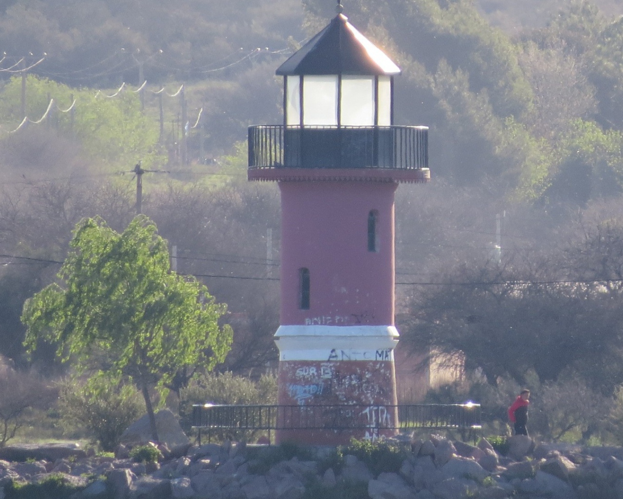 Старый маяк на берегу моря