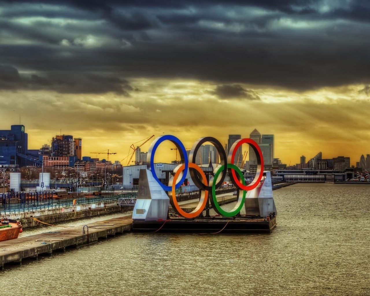 Олимпийские кольца у пристани в Лондоне