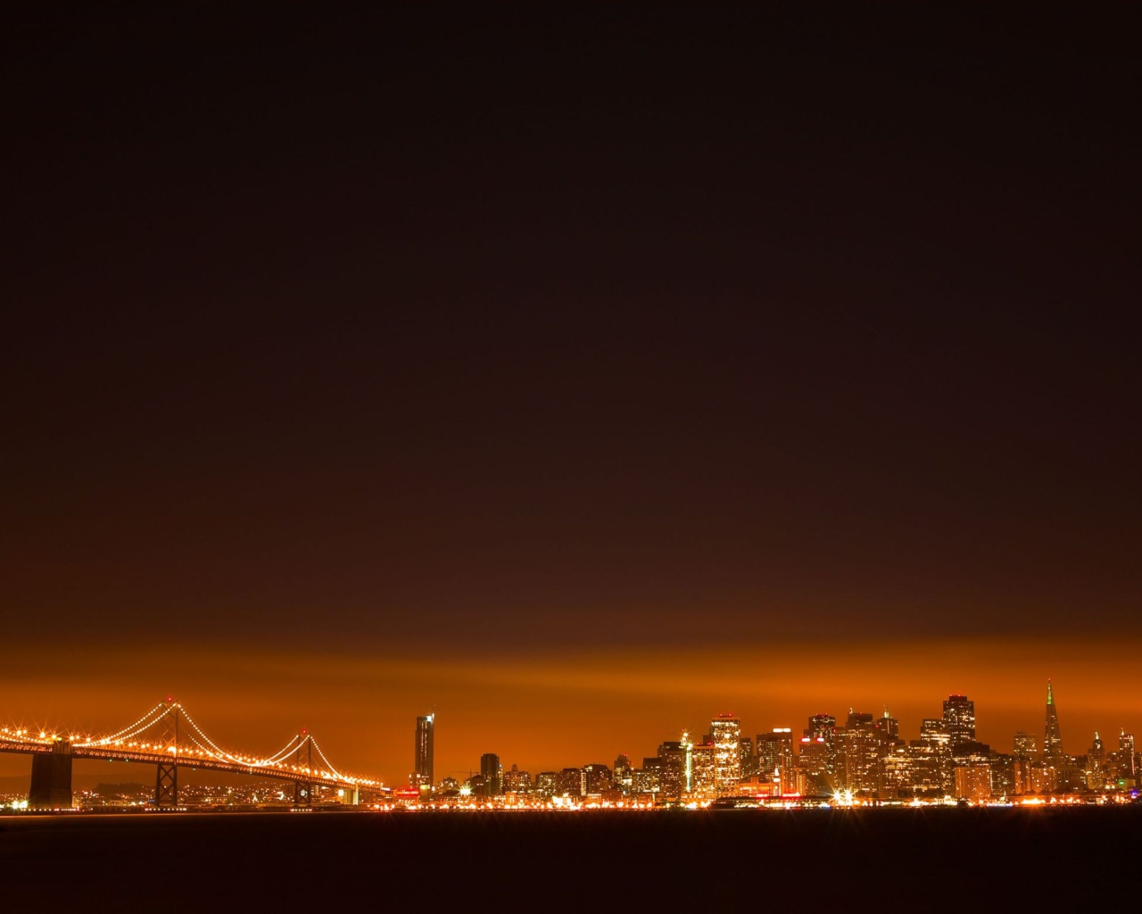 Оранжевое сияние над городом