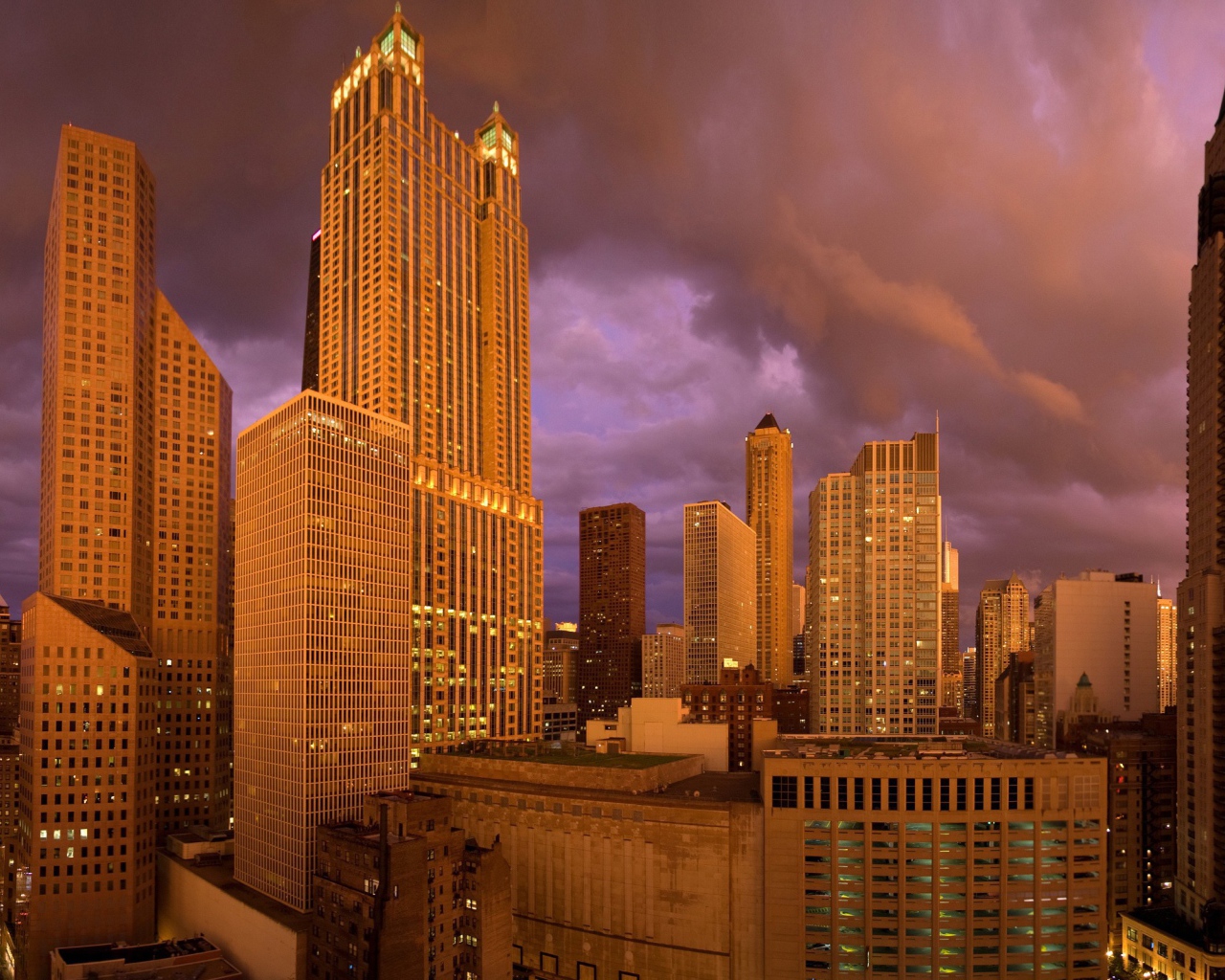 Оранжевая подсветка небоскребов Чикаго