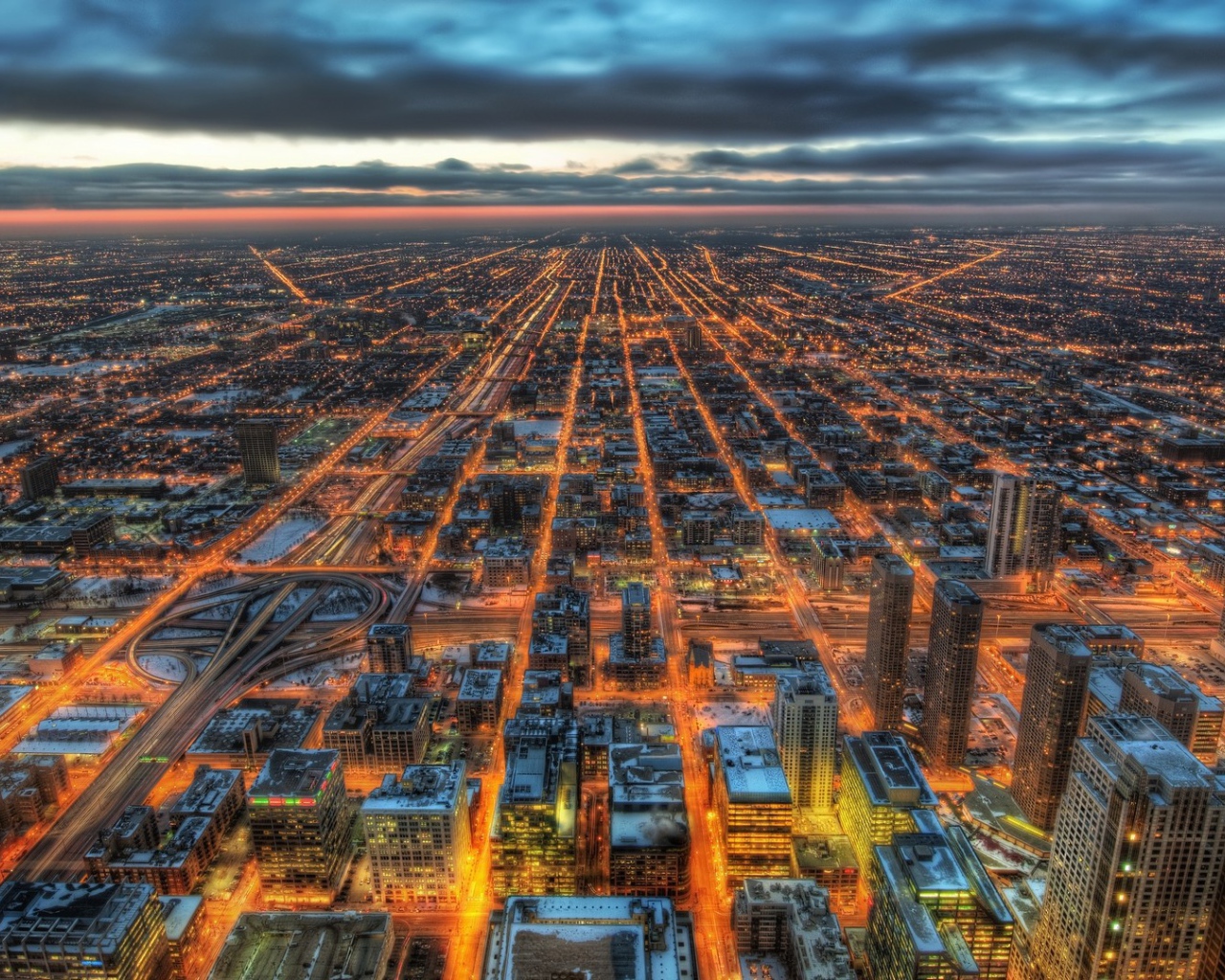 Панорама огромного ночного города, фото HDR