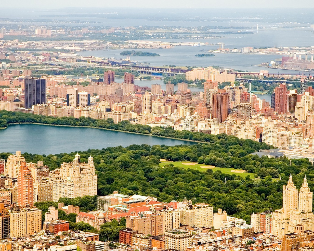 Парк между оживленными улицами Нью-Йорка