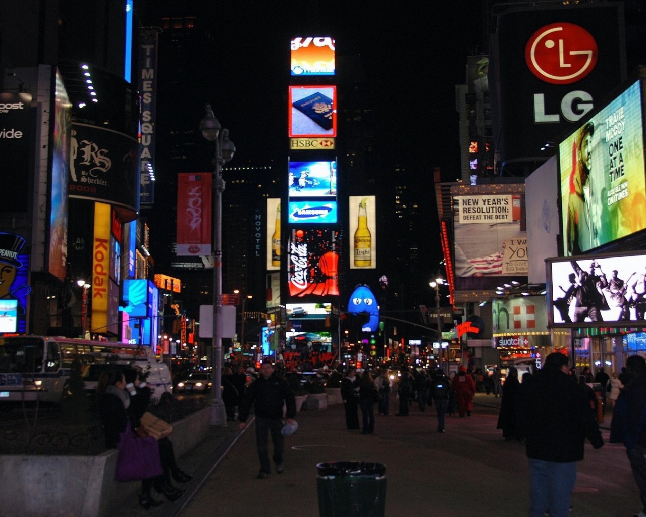 Пешеходная улица в центре большого города