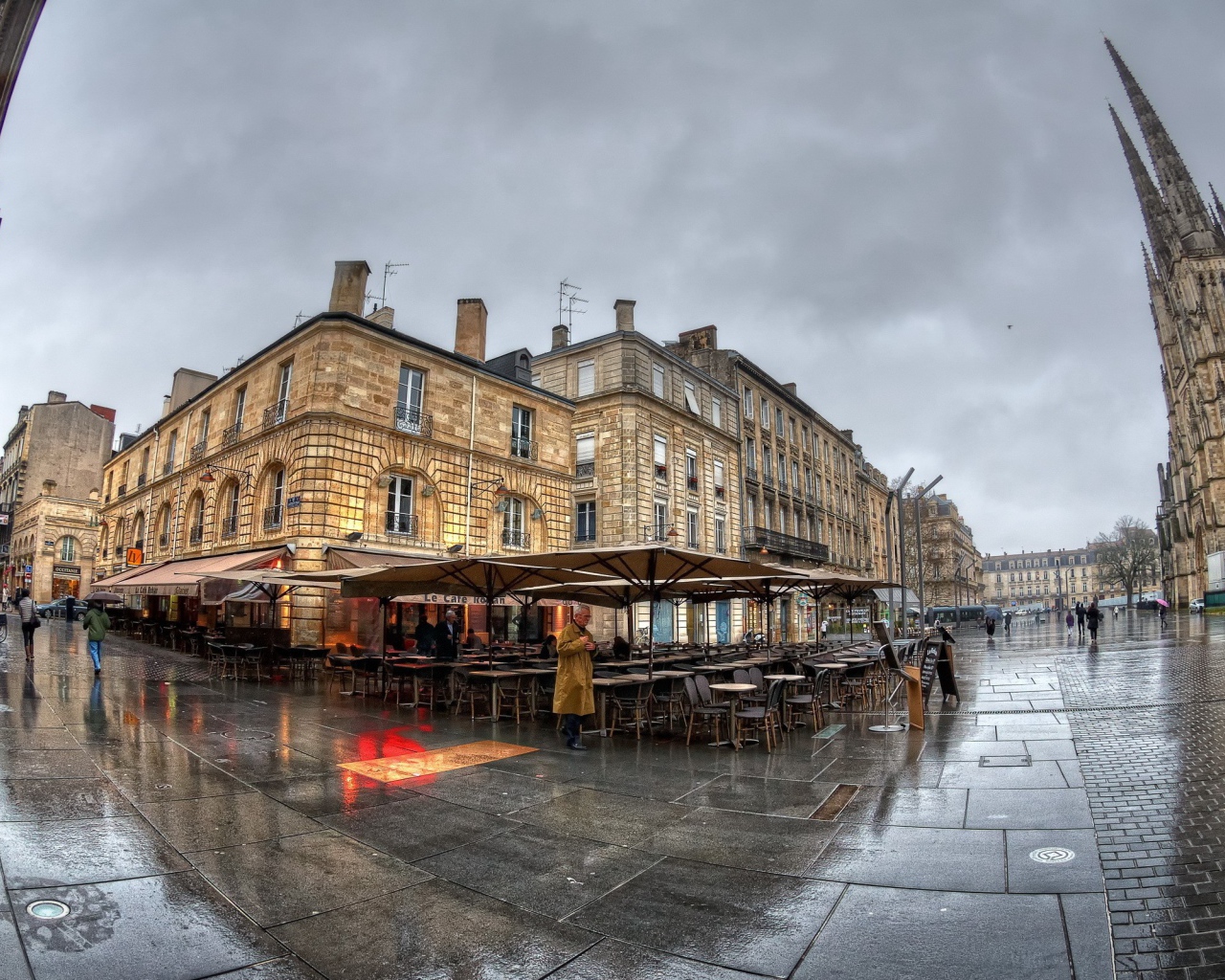 Фото городской площади через линзу рыбий глаз