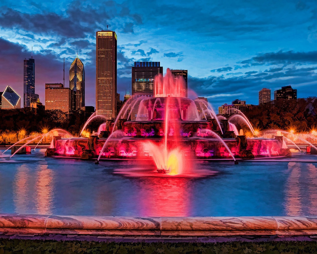 Розовая подсветка фонтана в городе