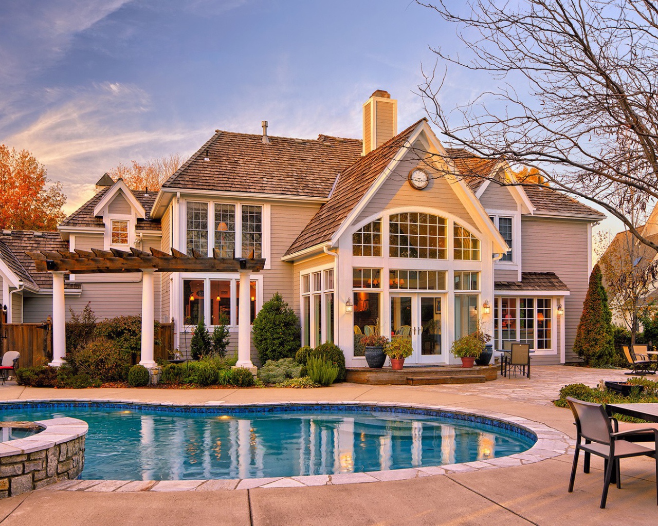 Бассейн у дома в спальном районе